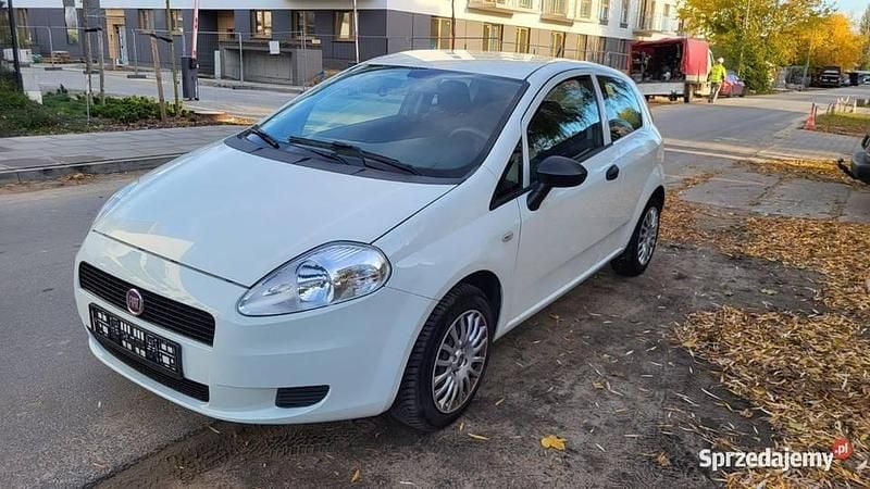 Biały Używany 2012 Fiat Grande Punto Hatchback | 9900 zł (Uczciwa cena) - Obraz 1/4