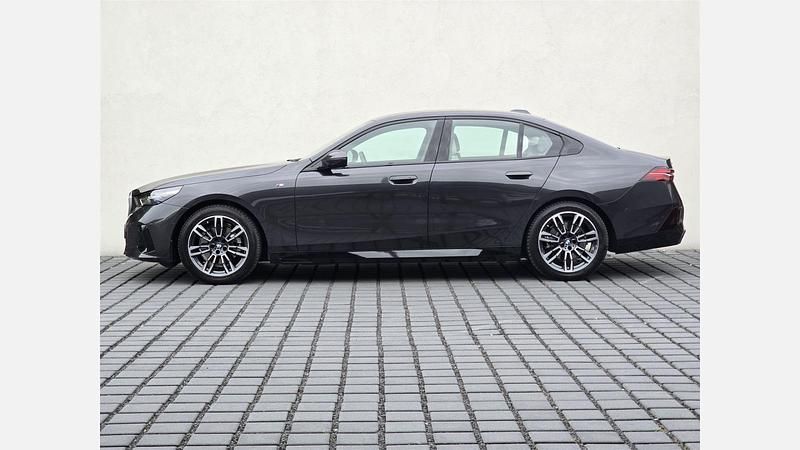 Używany BMW 520 Shadowline 197 KM (144 kW) 2024 Szary sophisto z brylantowym połyskiem metalizowany Sedan/Limuzyna