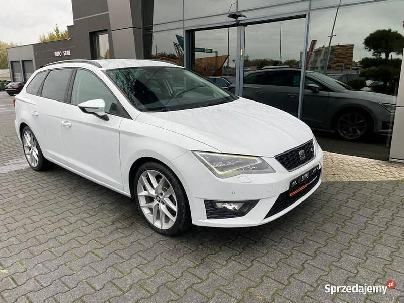 Biały (metalik) Używany 2015 Seat Leon Kombi | 49 900 zł (Uczciwa cena) - Obraz 1/4