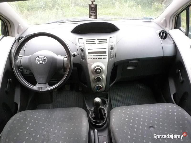 Używany Toyota Yaris 87 KM (63 kW) 2008 Srebrny Sedan/Limuzyna