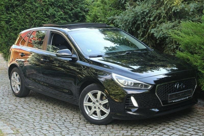 Czarny Używany 2017 Hyundai i30 Intro Edition Hatchback | 46 800 zł - Obraz 1/4