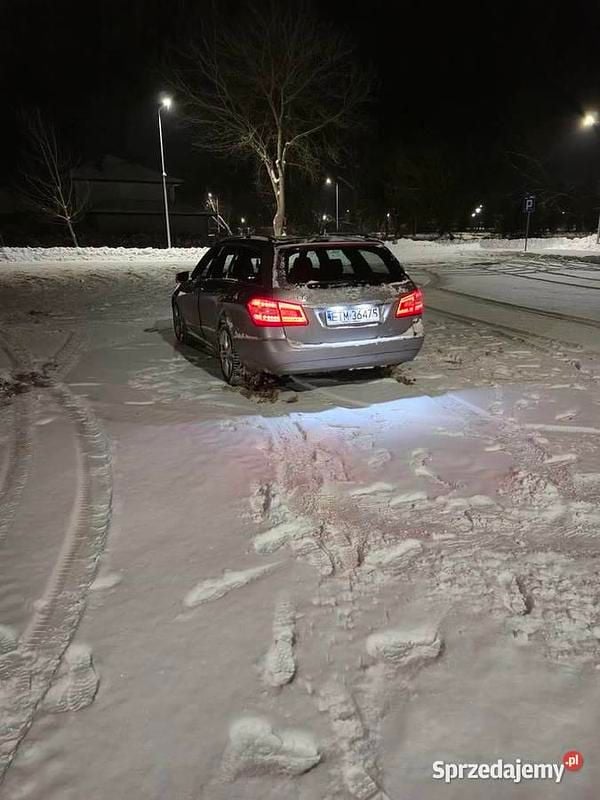Używany Mercedes E200 2011 Szary Kombi