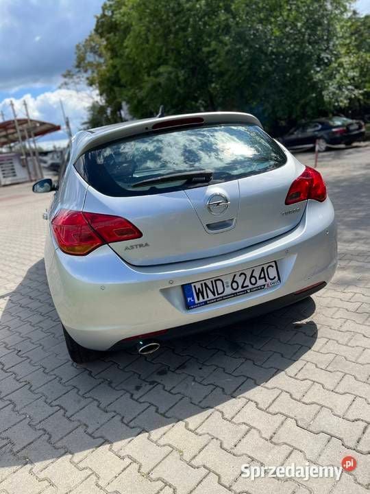 Używany Opel Astra 140 KM (102 kW) 2010 Srebrny Hatchback