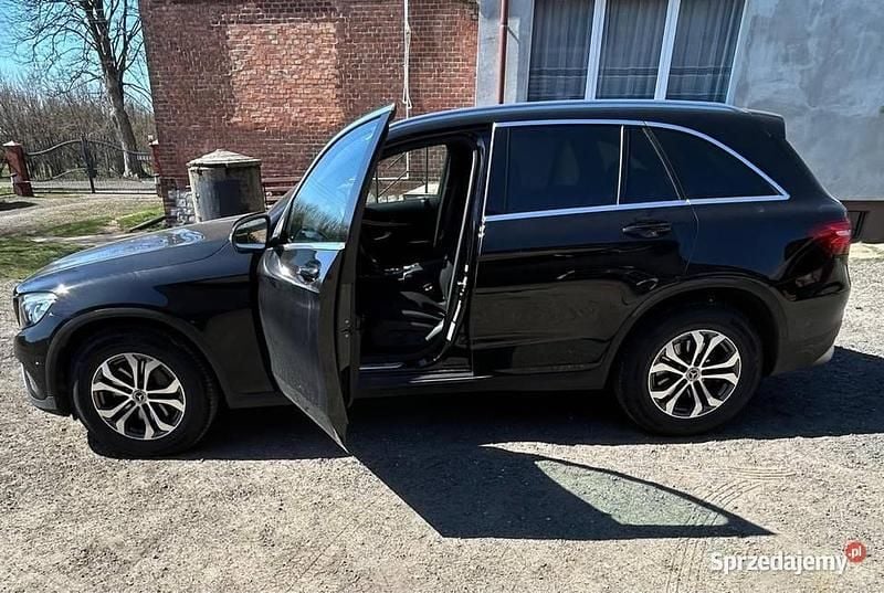 Używany Mercedes GLC250 2017 Czarny Sedan/Limuzyna