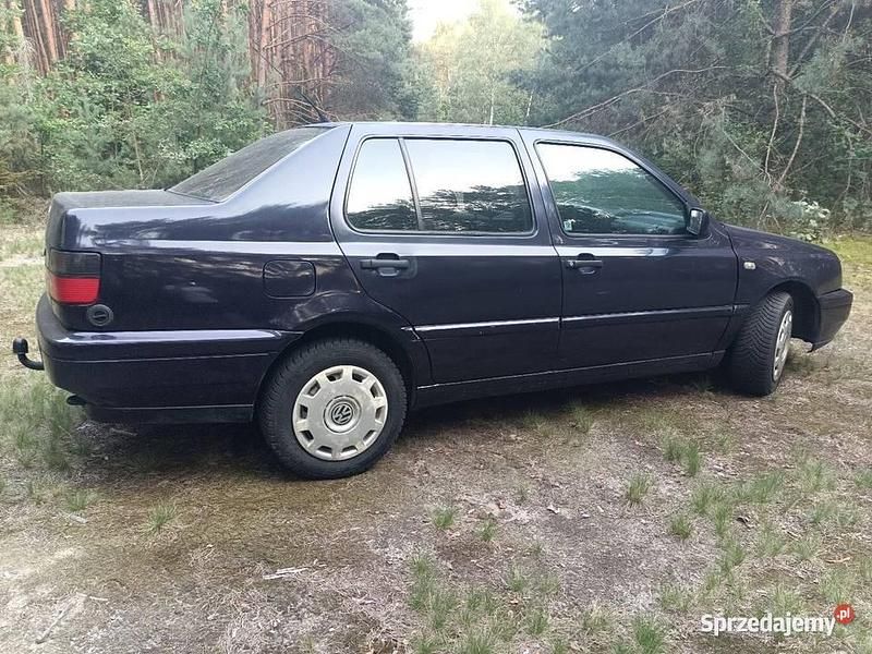 Fioletowy Używany 1995 VW Vento Sedan/Limuzyna | 3600 zł - Obraz 1/4