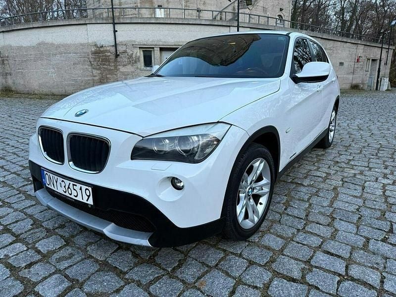 Biały Używany 2012 BMW X1 SUV | 23 600 zł (Dobra cena) - Obraz 1/4