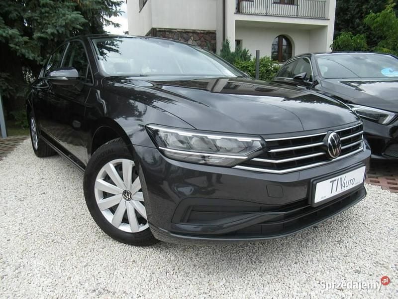 Inny kolor Używany 2021 VW Passat Sedan/Limuzyna | 63 899 zł (Dobra cena) - Obraz 1/4