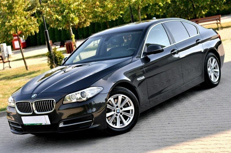 Szary (metalik, perła) Używany 2015 BMW 518 Sedan/Limuzyna | 62 900 zł - Obraz 1/4