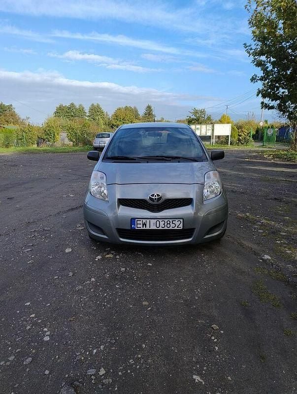 Szary Używany 2009 Toyota Yaris Hatchback | 12 900 zł (Uczciwa cena) - Obraz 1/4