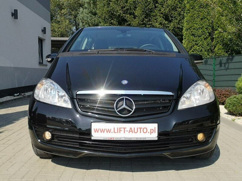 Używany Mercedes A180 109 KM (80 kW) 2010 Czarny Hatchback