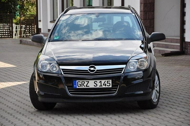 Używany Opel Astra 90 KM (66 kW) 2009 Czarny Kombi