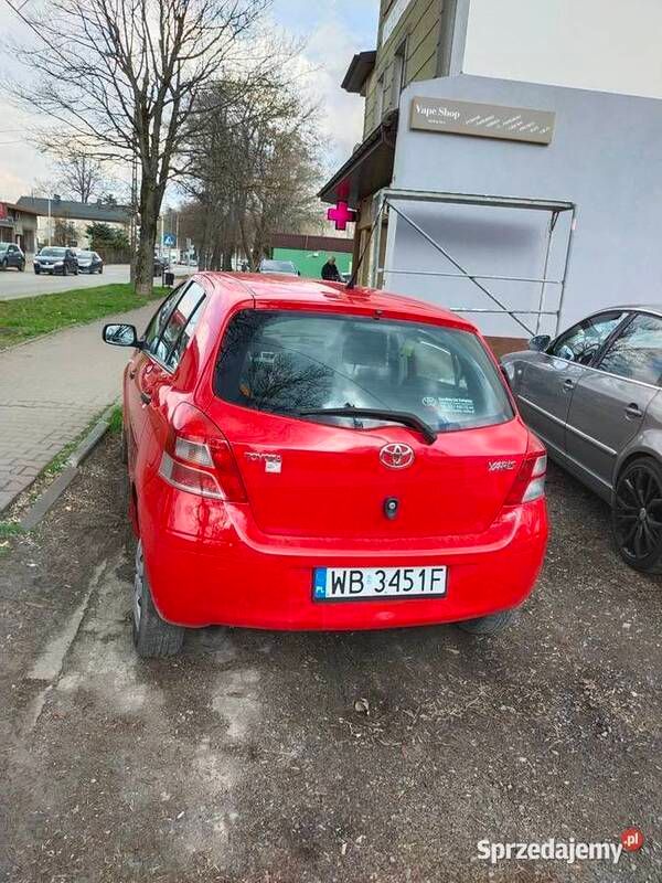Używany Toyota Yaris 2010 Czerwony Sedan/Limuzyna