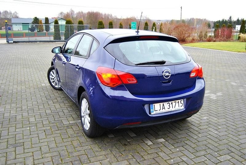 Używany Opel Astra 87 KM (63 kW) 2013 Granatowy Hatchback