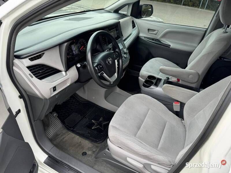 Biały Używany 2017 Toyota Sienna Minivan | 53 000 zł - Obraz 1/4