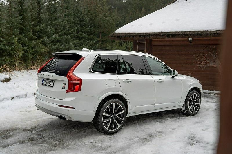 Używany Volvo XC90 Momentum 320 KM (235 kW) 2020 Biały (metalik) SUV
