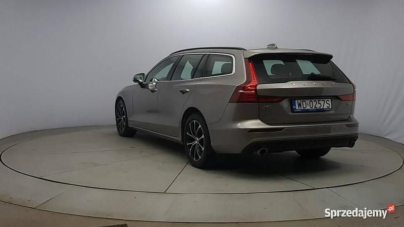 Używany Volvo V60 Momentum 197 KM (144 kW) 2021 Srebrny Kombi
