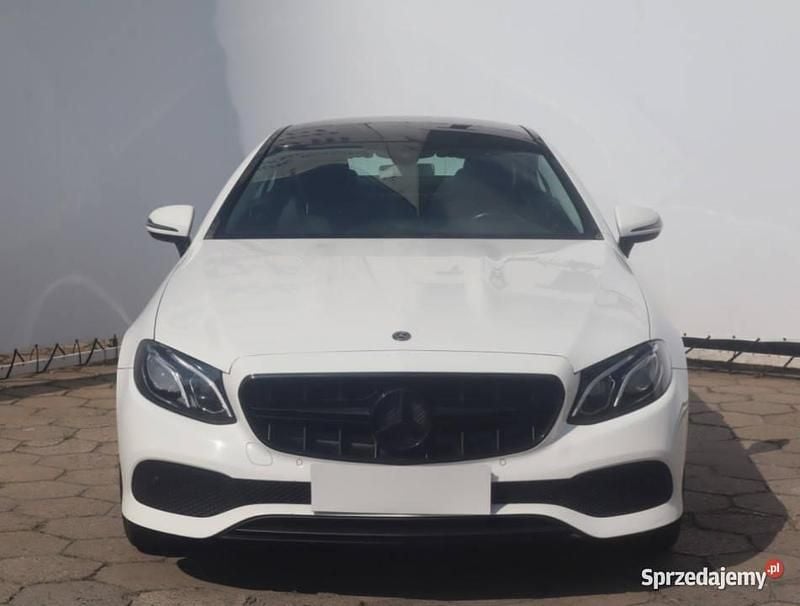 Biały Używany 2017 Mercedes E200 Coupe | 114 999 zł (Uczciwa cena) - Obraz 1/4