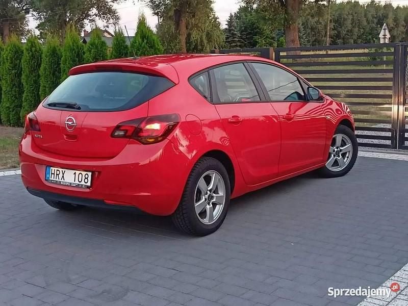 Używany Opel Astra 2010 Czerwony Sedan/Limuzyna