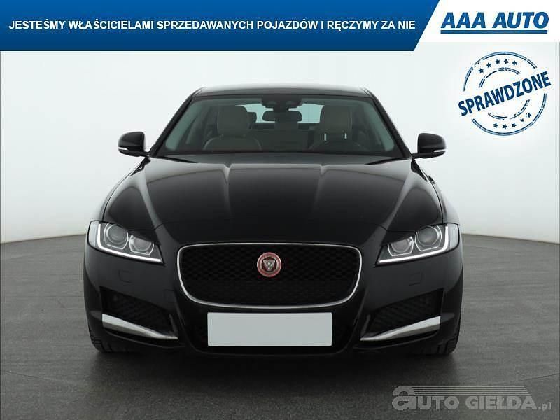 Używany Jaguar XF 2018 Czarny