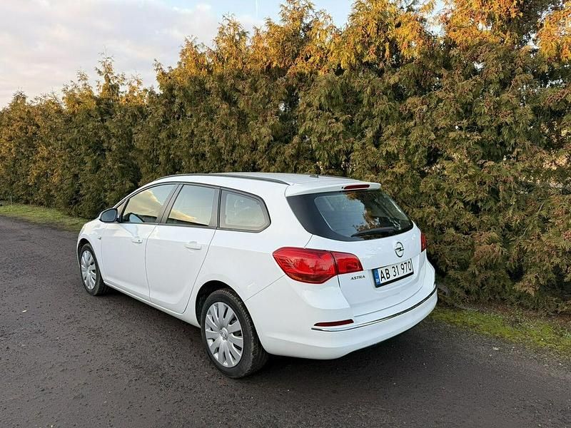 Używany Opel Astra 116 KM (85 kW) 2013 Biały Kombi