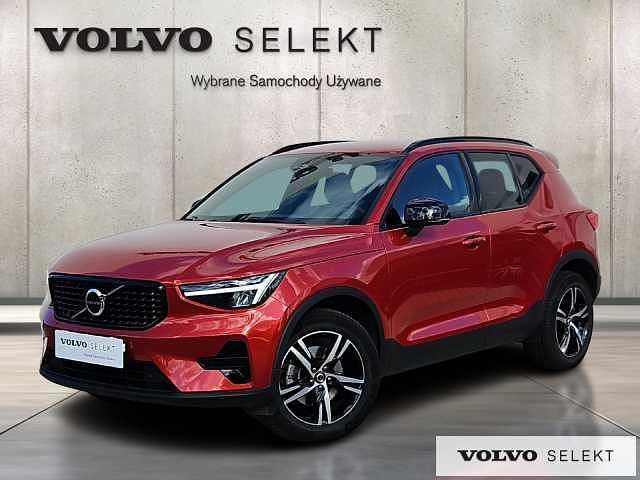 Czerwony Używany 2025 Volvo XC40 SUV | 159 900 zł (Uczciwa cena) - Obraz 1/3