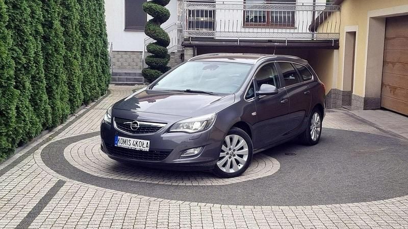 Szary (metalik) Używany 2011 Opel Astra Kombi | 20 900 zł (Uczciwa cena) - Obraz 1/4