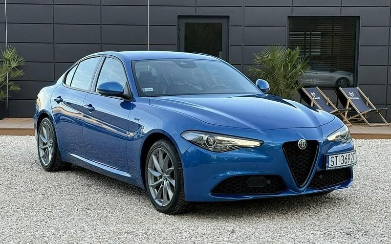 Niebieski (metalik) Używany 2021 Alfa Romeo Giulia Sedan/Limuzyna | 126 900 zł - Obraz 1/3