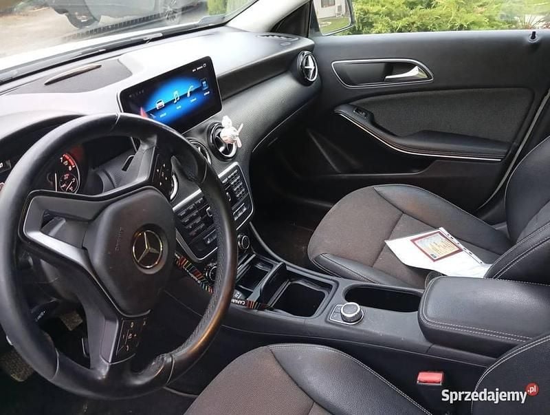 Biały Używany 2013 Mercedes 180 Sedan/Limuzyna | 42 000 zł (Dobra cena) - Obraz 1/4