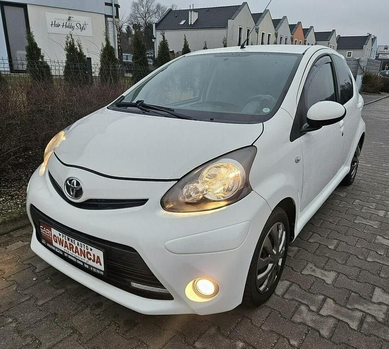 Używany Toyota Aygo 68 KM (50 kW) 2013 Biały Hatchback