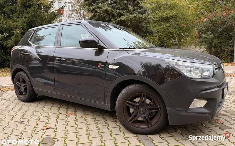 Czarny Używany 2016 Ssangyong (KGM) Tivoli Quartz SUV | 44 900 zł - Obraz 1/4