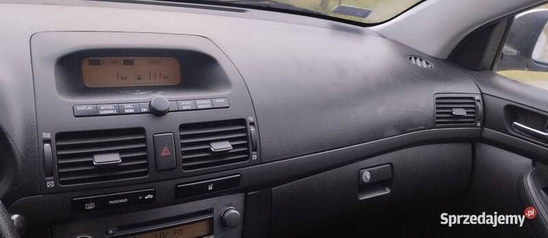 Używany Toyota Avensis T2 129 KM (94 kW) 2004 Srebrny Sedan/Limuzyna