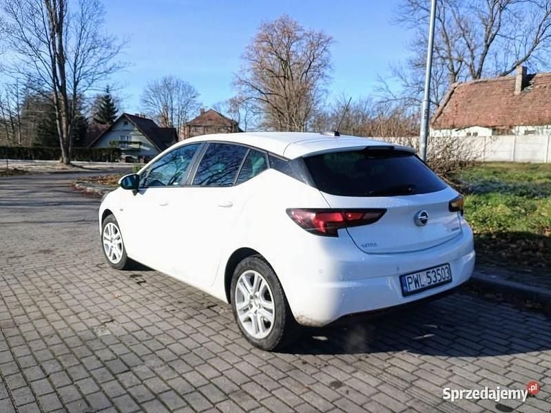 Biały Używany 2017 Opel Astra Hatchback | 34 900 zł (Uczciwa cena) - Obraz 1/4