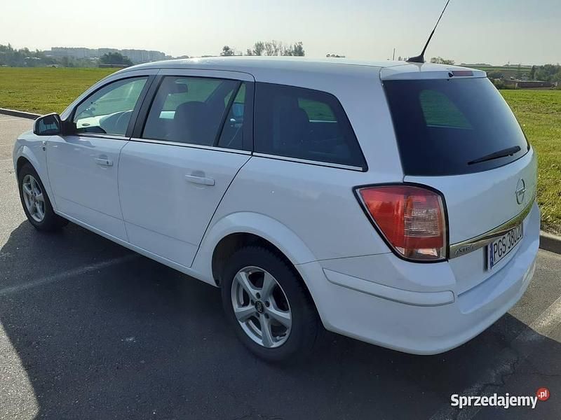 Używany Opel Astra Edition 2010 Biały Kombi