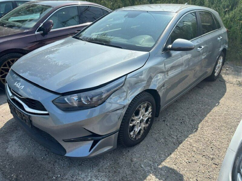 Srebrny Używany 2022 Kia Ceed 2 Hatchback | 49 000 zł - Obraz 1/3