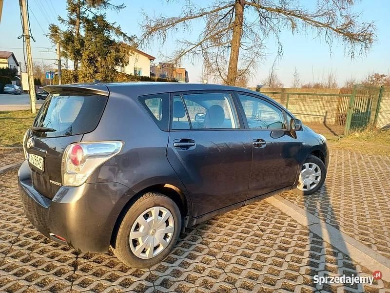 Używany Toyota Verso 2010 Szary Minivan