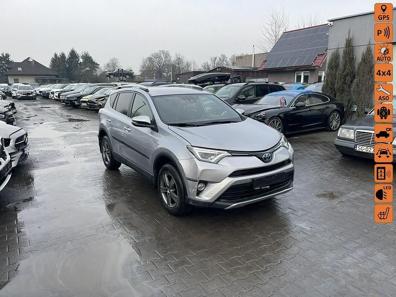 Używany Toyota RAV4 Hybrid 197 KM (144 kW) 2017 Srebrny (metalik) SUV