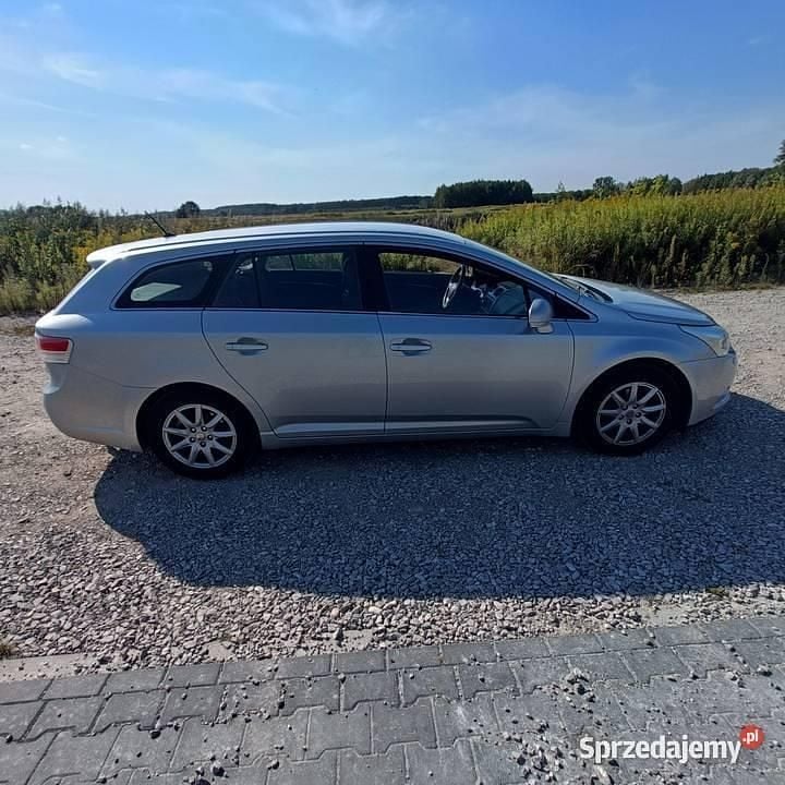 Używany Toyota Avensis 147 KM (108 kW) 2011 Srebrny Sedan/Limuzyna