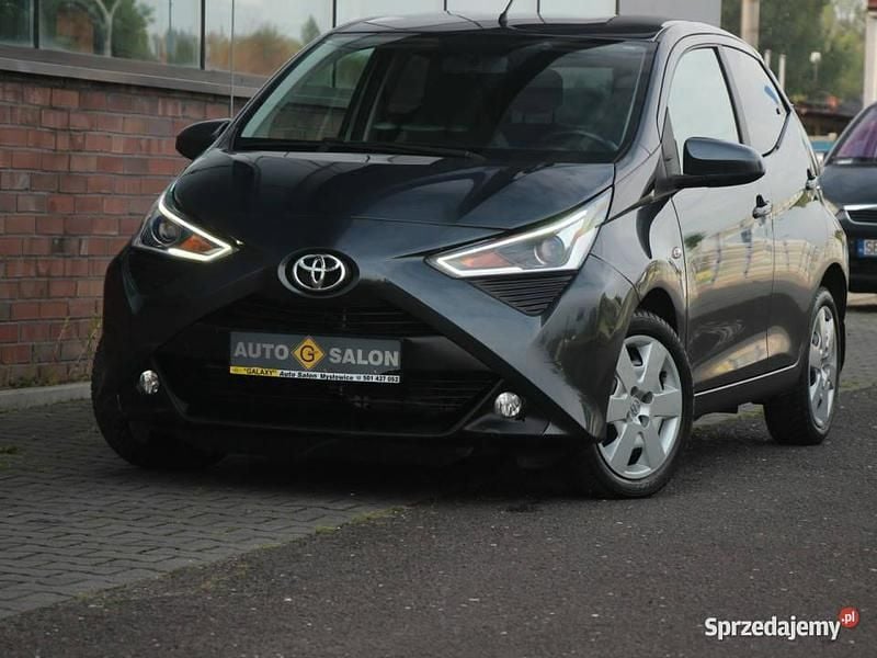 Szary Używany 2021 Toyota Aygo Hatchback | 39 990 zł (Uczciwa cena) - Obraz 1/4