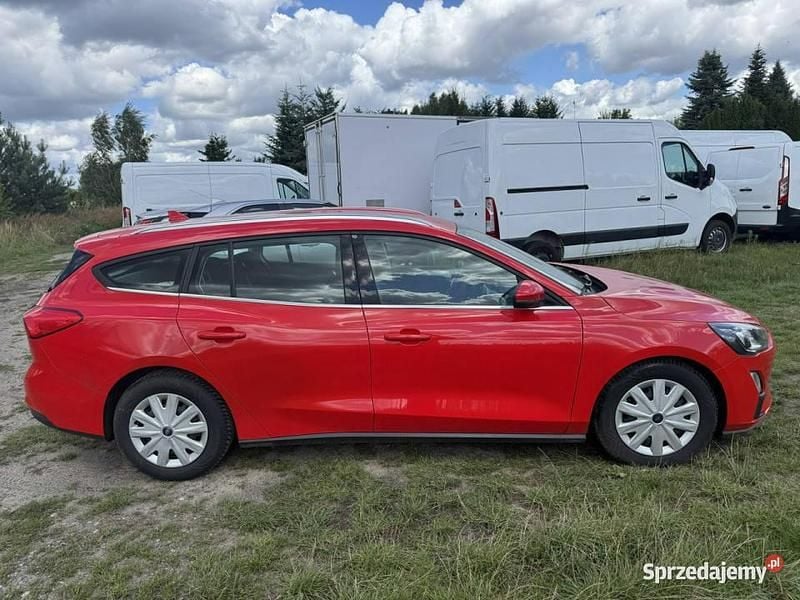Używany Ford Focus Cool & Connect 120 KM (88 kW) 2021 Czerwony Sedan/Limuzyna