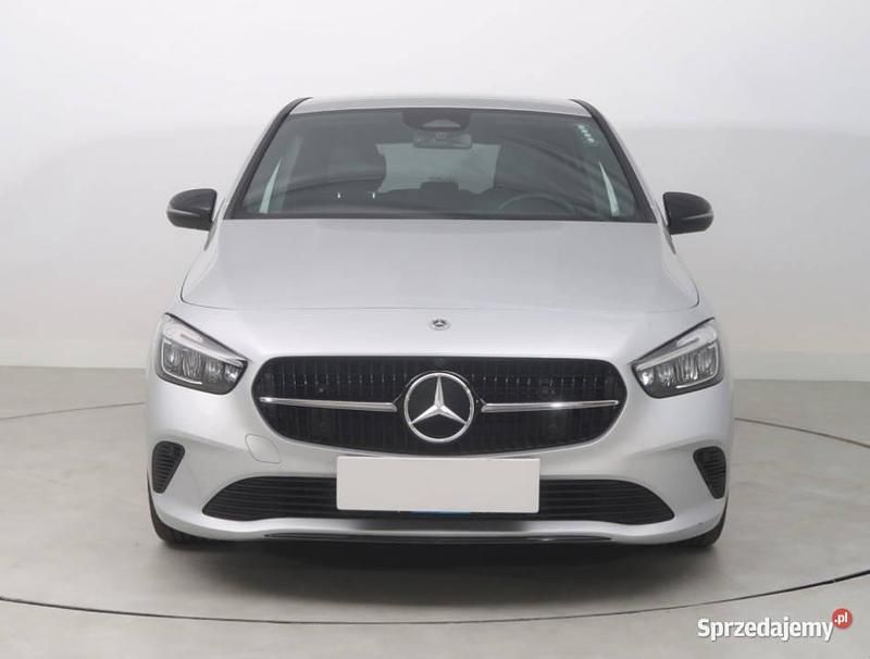 Srebrny Używany 2023 Mercedes B200 Minivan | 129 999 zł - Obraz 1/4