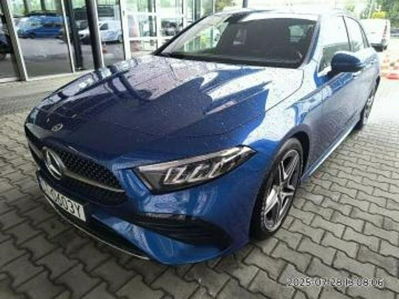 Niebieski ciemny (metalik) Używany 2024 Mercedes A200 AMG line Hatchback | 154 900 zł - Obraz 1/4
