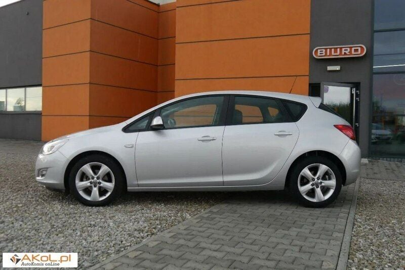 Używany Opel Astra 115 KM (84 kW) 2010 Srebrny (metalik) Sedan/Limuzyna