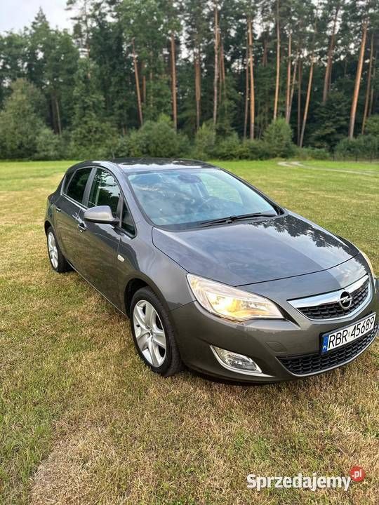 Szary Używany 2011 Opel Astra Hatchback | 23 900 zł (Uczciwa cena) - Obraz 1/4