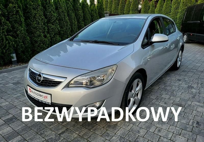 Srebrny (metalik) Używany 2013 Opel Astra Hatchback | 23 500 zł (Dobra cena) - Obraz 1/4