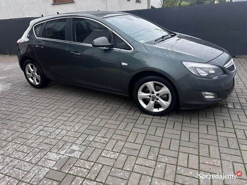 Zielony Używany 2010 Opel Astra Hatchback | 15 500 zł (Dobra cena) - Obraz 1/4