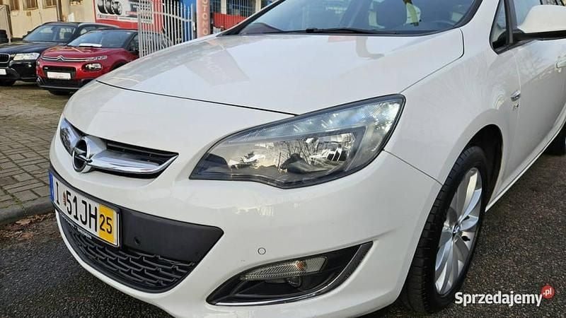 Używany Opel Astra 140 KM (102 kW) 2013 Biały Kombi