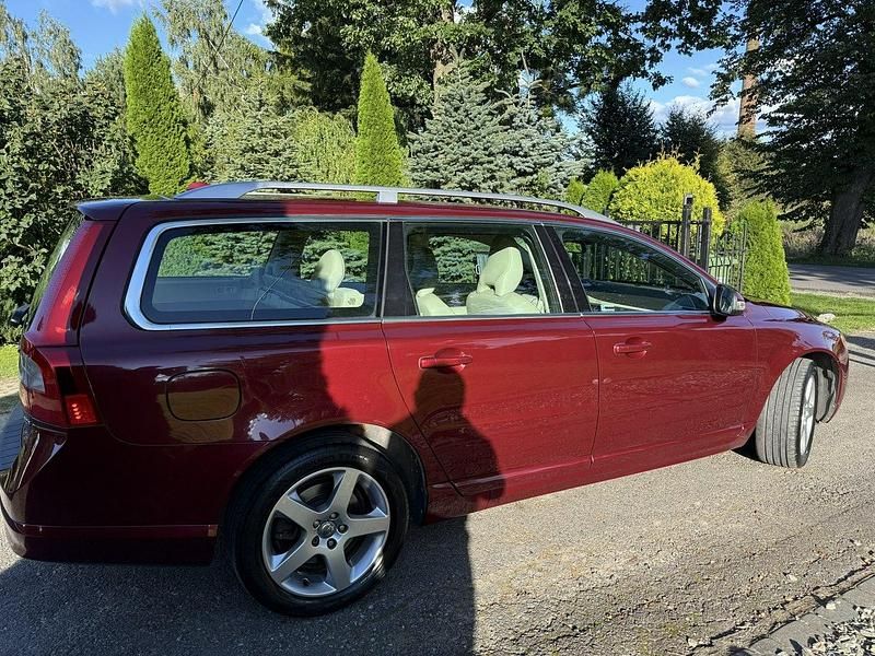 Używany Volvo V70 145 KM (106 kW) 2009 Bordowy (metalik) Kombi