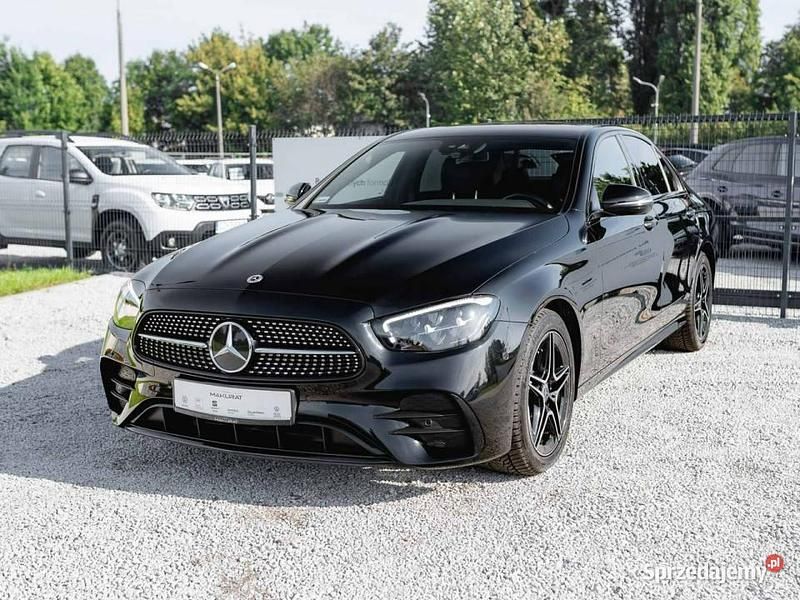 Czarny (metalik) Używany 2022 Mercedes E220 AMG Sedan/Limuzyna | 186 800 zł (Uczciwa cena) - Obraz 1/4