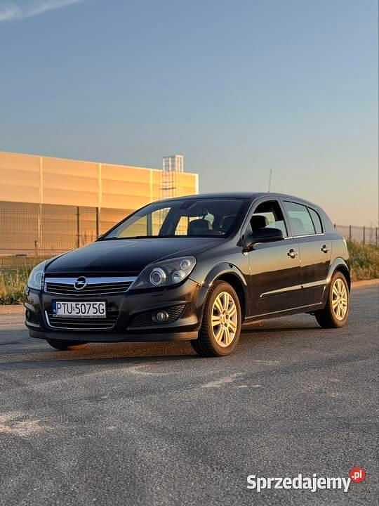 Czarny Używany 2009 Opel Astra Hatchback | 13 500 zł (Uczciwa cena) - Obraz 1/4