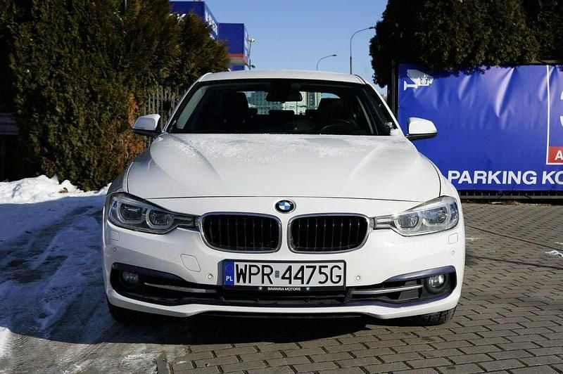 Używany BMW 318 Sport Line 136 KM (100 kW) 2017 Biały Sedan/Limuzyna